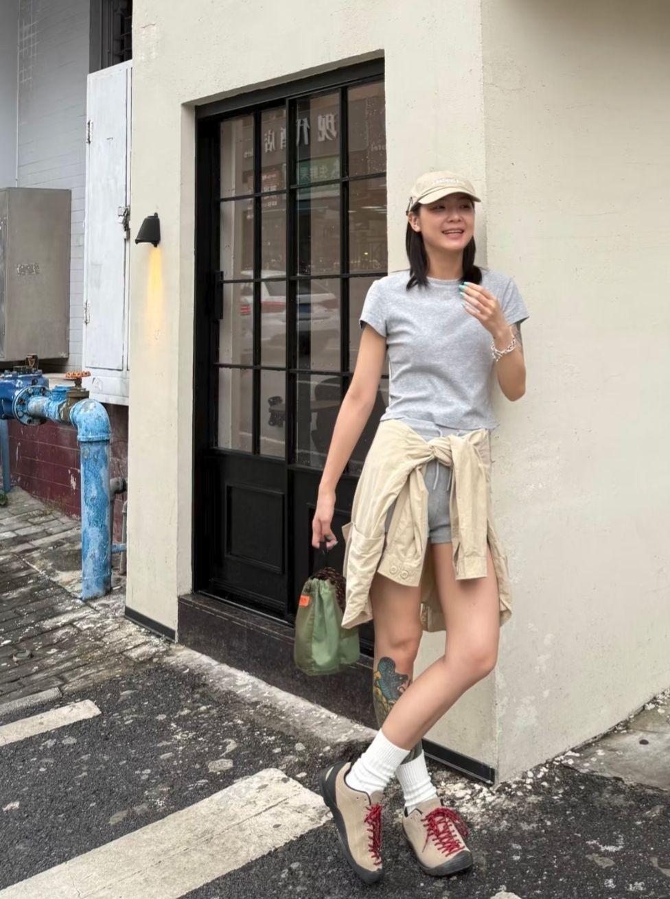 松弛感穿搭|卡其衬衫+红鞋带登山鞋太绝